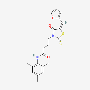 molecular formula C21H22N2O3S2 B2811020 (E)-4-(5-(furan-2-ylmethylene)-4-oxo-2-thioxothiazolidin-3-yl)-N-mesitylbutanamide CAS No. 682763-87-7