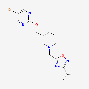 molecular formula C16H22BrN5O2 B2811297 5-[[3-[(5-Bromopyrimidin-2-yl)oxymethyl]piperidin-1-yl]methyl]-3-propan-2-yl-1,2,4-oxadiazole CAS No. 2380008-84-2