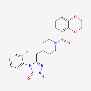 molecular formula C24H26N4O4 B2811679 3-((1-(2,3-dihydrobenzo[b][1,4]dioxine-5-carbonyl)piperidin-4-yl)methyl)-4-(o-tolyl)-1H-1,2,4-triazol-5(4H)-one CAS No. 2034233-43-5