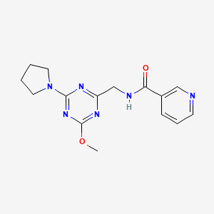 molecular formula C15H18N6O2 B2812946 N-((4-甲氧基-6-(吡咯啉-1-基)-1,3,5-三嗪-2-基)甲基)烟酰胺 CAS No. 2034468-16-9