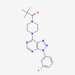 molecular formula C19H22FN7O B2813250 1-(4-(3-(3-氟苯基)-3H-[1,2,3]噻唑并[4,5-d]嘧啶-7-基)哌嗪-1-基)-2,2-二甲基丙酮 CAS No. 920366-57-0