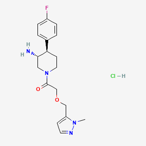 molecular formula C18H24ClFN4O2 B2814401 1-[(3R,4R)-3-Amino-4-(4-fluorophenyl)piperidin-1-yl]-2-[(2-methylpyrazol-3-yl)methoxy]ethanone;hydrochloride CAS No. 2418595-91-0