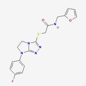 molecular formula C17H16FN5O2S B2815044 2-((7-(4-氟苯基)-6,7-二氢-5H-咪唑并[2,1-c][1,2,4]三唑-3-基)硫基)-N-(呋喃-2-基甲基)乙酰胺 CAS No. 921578-44-1