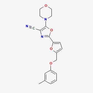 molecular formula C20H19N3O4 B2815855 5-吗啉基-2-(5-((间甲苯氧基)甲基)呋喃-2-基)噁唑-4-碳腈 CAS No. 941912-26-1