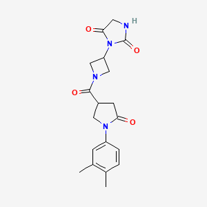 3-(1-(1-(3,4-Dimethylphenyl)-5-oxopyrrolidine-3-carbonyl)azetidin-3-yl)imidazolidine-2,4-dione