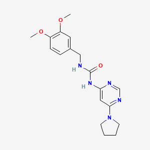 molecular formula C18H23N5O3 B2817196 1-(3,4-二甲氧基苯甲基)-3-(6-(吡咯啉-1-基)嘧啶-4-基)脲 CAS No. 1396765-96-0