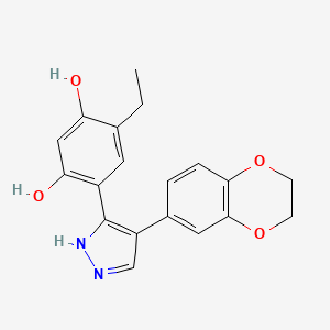 molecular formula C19H18N2O4 B2817755 4-(4-(2,3-dihydrobenzo[b][1,4]dioxin-6-yl)-1H-pyrazol-3-yl)-6-ethylbenzene-1,3-diol CAS No. 171009-04-4