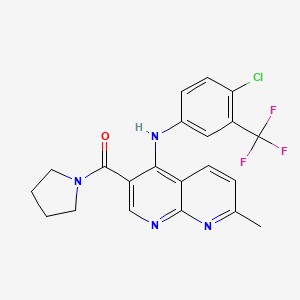 molecular formula C21H18ClF3N4O B2818860 (4-((4-氯-3-(三氟甲基)苯基)氨基)-7-甲基-1,8-萘啉-3-基)(吡咯啉-1-基)甲酮 CAS No. 1251600-05-1