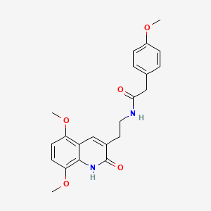 molecular formula C22H24N2O5 B2819342 N-[2-(5,8-二甲氧基-2-氧代-1H-喹啉-3-基)乙基]-2-(4-甲氧基苯基)乙酰胺 CAS No. 851403-37-7