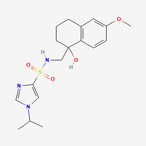 molecular formula C18H25N3O4S B2821009 N-((1-hydroxy-6-methoxy-1,2,3,4-tetrahydronaphthalen-1-yl)methyl)-1-isopropyl-1H-imidazole-4-sulfonamide CAS No. 2034526-47-9