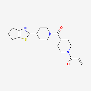 molecular formula C20H27N3O2S B2821355 1-[4-[4-(5,6-Dihydro-4H-cyclopenta[d][1,3]thiazol-2-yl)piperidine-1-carbonyl]piperidin-1-yl]prop-2-en-1-one CAS No. 2361715-91-3