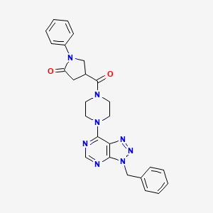 molecular formula C26H26N8O2 B2821718 4-(4-(3-benzyl-3H-[1,2,3]triazolo[4,5-d]pyrimidin-7-yl)piperazine-1-carbonyl)-1-phenylpyrrolidin-2-one CAS No. 920348-99-8