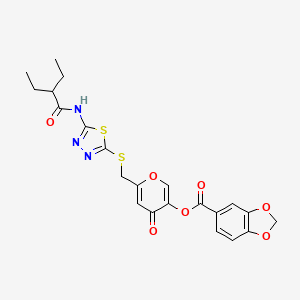 molecular formula C22H21N3O7S2 B2821770 6-(((5-(2-ethylbutanamido)-1,3,4-thiadiazol-2-yl)thio)methyl)-4-oxo-4H-pyran-3-yl benzo[d][1,3]dioxole-5-carboxylate CAS No. 877651-86-0