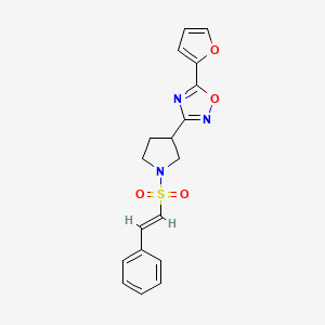 molecular formula C18H17N3O4S B2822018 (E)-5-(furan-2-yl)-3-(1-(styrylsulfonyl)pyrrolidin-3-yl)-1,2,4-oxadiazole CAS No. 2035036-44-1
