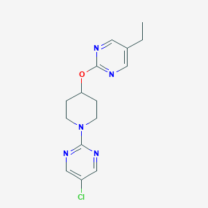molecular formula C15H18ClN5O B2822990 2-[1-(5-Chloropyrimidin-2-yl)piperidin-4-yl]oxy-5-ethylpyrimidine CAS No. 2380141-82-0