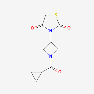 molecular formula C10H12N2O3S B2823057 3-(1-(环丙烷甲酰)氮杂环丁烷-3-基)噻唑烷-2,4-二酮 CAS No. 1795304-15-2