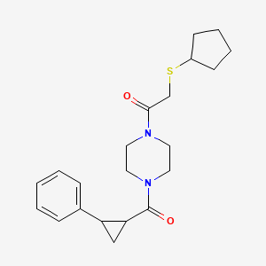 2-(Cyclopentylthio)-1-(4-(2-phenylcyclopropanecarbonyl)piperazin-1-yl)ethanone