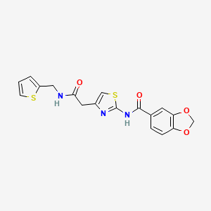 molecular formula C18H15N3O4S2 B2824341 N-(4-(2-oxo-2-((thiophen-2-ylmethyl)amino)ethyl)thiazol-2-yl)benzo[d][1,3]dioxole-5-carboxamide CAS No. 941898-93-7