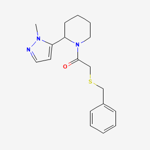 molecular formula C18H23N3OS B2825055 2-Benzylsulfanyl-1-[2-(2-methylpyrazol-3-yl)piperidin-1-yl]ethanone CAS No. 2320466-28-0