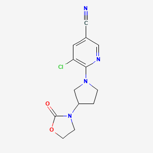 molecular formula C13H13ClN4O2 B2825103 5-Chloro-6-[3-(2-oxo-1,3-oxazolidin-3-yl)pyrrolidin-1-yl]pyridine-3-carbonitrile CAS No. 2380042-09-9