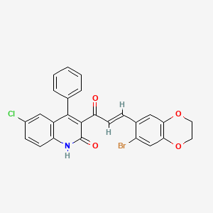 molecular formula C26H17BrClNO4 B2825129 (E)-3-(3-(7-bromo-2,3-dihydrobenzo[b][1,4]dioxin-6-yl)acryloyl)-6-chloro-4-phenylquinolin-2(1H)-one CAS No. 304446-73-9