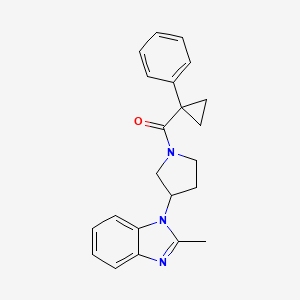 molecular formula C22H23N3O B2825240 (3-(2-methyl-1H-benzo[d]imidazol-1-yl)pyrrolidin-1-yl)(1-phenylcyclopropyl)methanone CAS No. 2034460-83-6