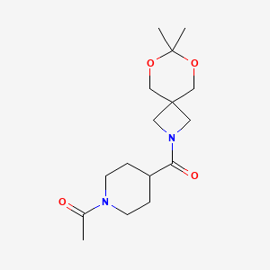 1-(4-(7,7-Dimethyl-6,8-dioxa-2-azaspiro[3.5]nonane-2-carbonyl)piperidin-1-yl)ethanone