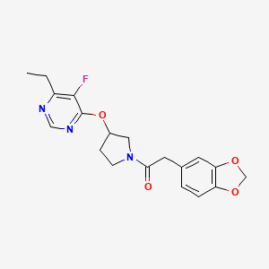 molecular formula C19H20FN3O4 B2825910 2-(苯并[d][1,3]二氧杂环戊-5-基)-1-(3-((6-乙基-5-氟吡咯-4-基)氧基)吡咯烷-1-基)乙酮 CAS No. 2034248-55-8