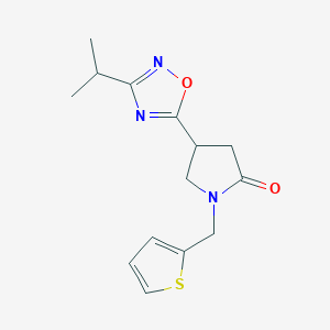 molecular formula C14H17N3O2S B2826444 4-(3-异丙基-1,2,4-噁二唑-5-基)-1-(2-噻吩甲基)吡咯啉-2-酮 CAS No. 1171593-45-5