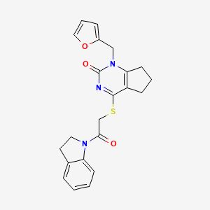 molecular formula C22H21N3O3S B2826733 1-(furan-2-ylmethyl)-4-((2-(indolin-1-yl)-2-oxoethyl)thio)-6,7-dihydro-1H-cyclopenta[d]pyrimidin-2(5H)-one CAS No. 946326-70-1