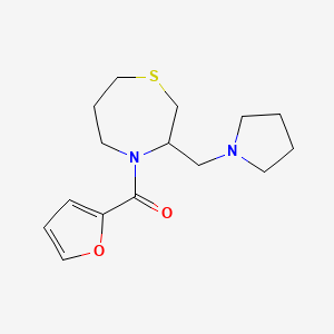 molecular formula C15H22N2O2S B2827133 Furan-2-yl(3-(pyrrolidin-1-ylmethyl)-1,4-thiazepan-4-yl)methanone CAS No. 1421516-14-4