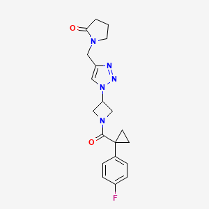 molecular formula C20H22FN5O2 B2827264 1-((1-(1-(1-(4-fluorophenyl)cyclopropanecarbonyl)azetidin-3-yl)-1H-1,2,3-triazol-4-yl)methyl)pyrrolidin-2-one CAS No. 2034269-79-7