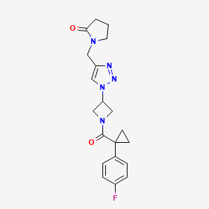 molecular formula C20H22FN5O2 B2827264 1-((1-(1-(1-(4-氟苯基)环丙烷甲酰)吖唑啉-3-基)-1H-1,2,3-三唑-4-基甲基)吡咯烷-2-酮 CAS No. 2034269-79-7