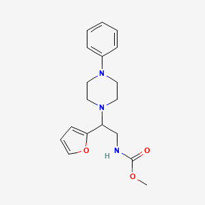 molecular formula C18H23N3O3 B2827383 甲基(2-(呋喃-2-基)-2-(4-苯基哌嗪-1-基)乙基)碳酸酯 CAS No. 887217-96-1