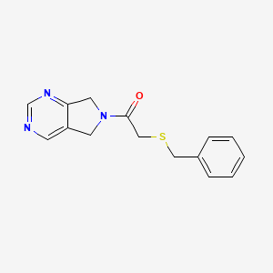 molecular formula C15H15N3OS B2828014 2-(苄硫基)-1-(5H-吡咯并[3,4-d]嘧啶-6(7H)-基)乙酮 CAS No. 1448031-54-6