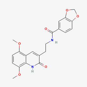 molecular formula C21H20N2O6 B2828062 N-(2-(5,8-二甲氧-2-氧代-1,2-二氢喹啉-3-基)乙基)苯并[d][1,3]二噁烷-5-甲酰胺 CAS No. 851404-02-9