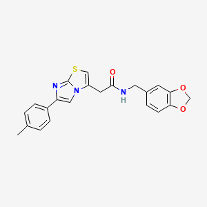 molecular formula C22H19N3O3S B2831097 N-1,3-benzodioxol-5-yl-3-(6-pyrrolidin-1-ylpyrimidin-4-yl)benzamide CAS No. 897463-03-5