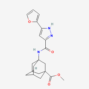 molecular formula C20H23N3O4 B2832095 (1r,3s,5R,7S)-甲基-3-(3-(呋喃-2-基)-1H-吡唑-5-羧胺基)孔雀石-1-甲酸酯 CAS No. 1297610-07-1
