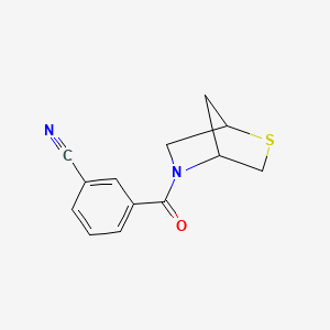 molecular formula C13H12N2OS B2834560 3-(2-硫代-5-氮杂双环[2.2.1]庚烷-5-羧酰)苯甲腈 CAS No. 2034309-95-8