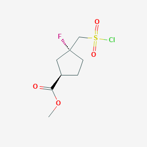 molecular formula C8H12ClFO4S B2834683 甲基(1R,3R)-3-(氯磺酰甲基)-3-氟环戊烷-1-羧酸乙酯 CAS No. 2361610-50-4