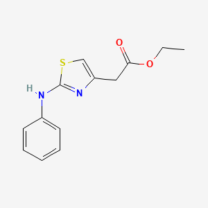 molecular formula C13H14N2O2S B2835516 乙酸 2-(2-苯胺基-1,3-噻唑-4-基)酯 CAS No. 453524-57-7