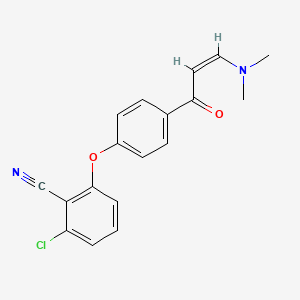 molecular formula C18H15ClN2O2 B2835533 2-氯-6-[4-[(Z)-3-(二甲基氨基)丙-2-烯酰基]苯氧基]苯甲腈 CAS No. 337920-48-6