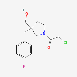 2-Chloro-1-[3-[(4-fluorophenyl)methyl]-3-(hydroxymethyl)pyrrolidin-1-yl]ethanone