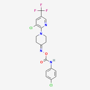 molecular formula C18H15Cl2F3N4O2 B2838393 3-氯-2-[4-({[(4-氯苯胺)羰基]氧基亚胺)哌啶-5-基]-5-(三氟甲基)吡啶 CAS No. 250714-01-3