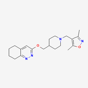 3,5-Dimethyl-4-((4-(((5,6,7,8-tetrahydrocinnolin-3-yl)oxy)methyl)piperidin-1-yl)methyl)isoxazole