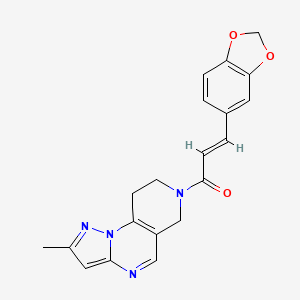 (2E)-3-(2H-1,3-benzodioxol-5-yl)-1-{4-methyl-2,3,7,11-tetraazatricyclo[7.4.0.0^{2,6}]trideca-1(9),3,5,7-tetraen-11-yl}prop-2-en-1-one