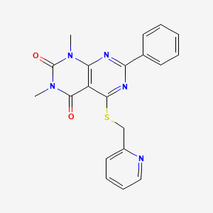molecular formula C20H17N5O2S B2840582 1,3-dimethyl-7-phenyl-5-((pyridin-2-ylmethyl)thio)pyrimido[4,5-d]pyrimidine-2,4(1H,3H)-dione CAS No. 863003-48-9