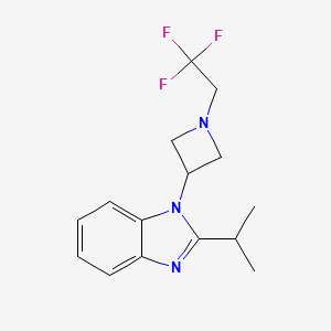 molecular formula C15H18F3N3 B2840929 2-Propan-2-yl-1-[1-(2,2,2-trifluoroethyl)azetidin-3-yl]benzimidazole CAS No. 2415573-23-6