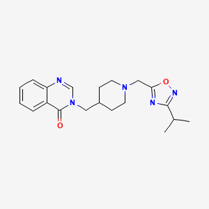3-[[1-[(3-Propan-2-yl-1,2,4-oxadiazol-5-yl)methyl]piperidin-4-yl]methyl]quinazolin-4-one