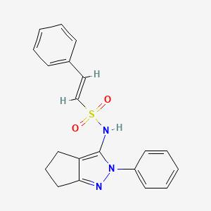 molecular formula C20H19N3O2S B2842318 (E)-2-苯基-N-(2-苯基-5,6-二氢-4H-环戊[c]吡唑-3-基)乙烯磺酰胺 CAS No. 1825996-23-3